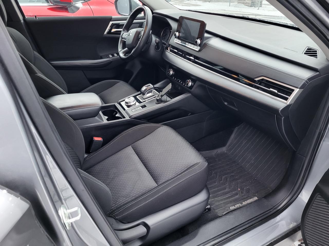 2022 Mitsubishi Outlander ES Photo