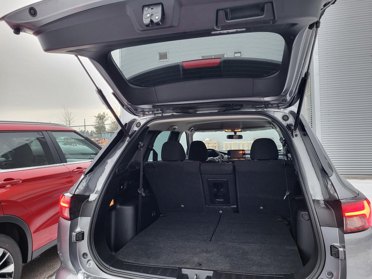 2022 Mitsubishi Outlander ES Photo