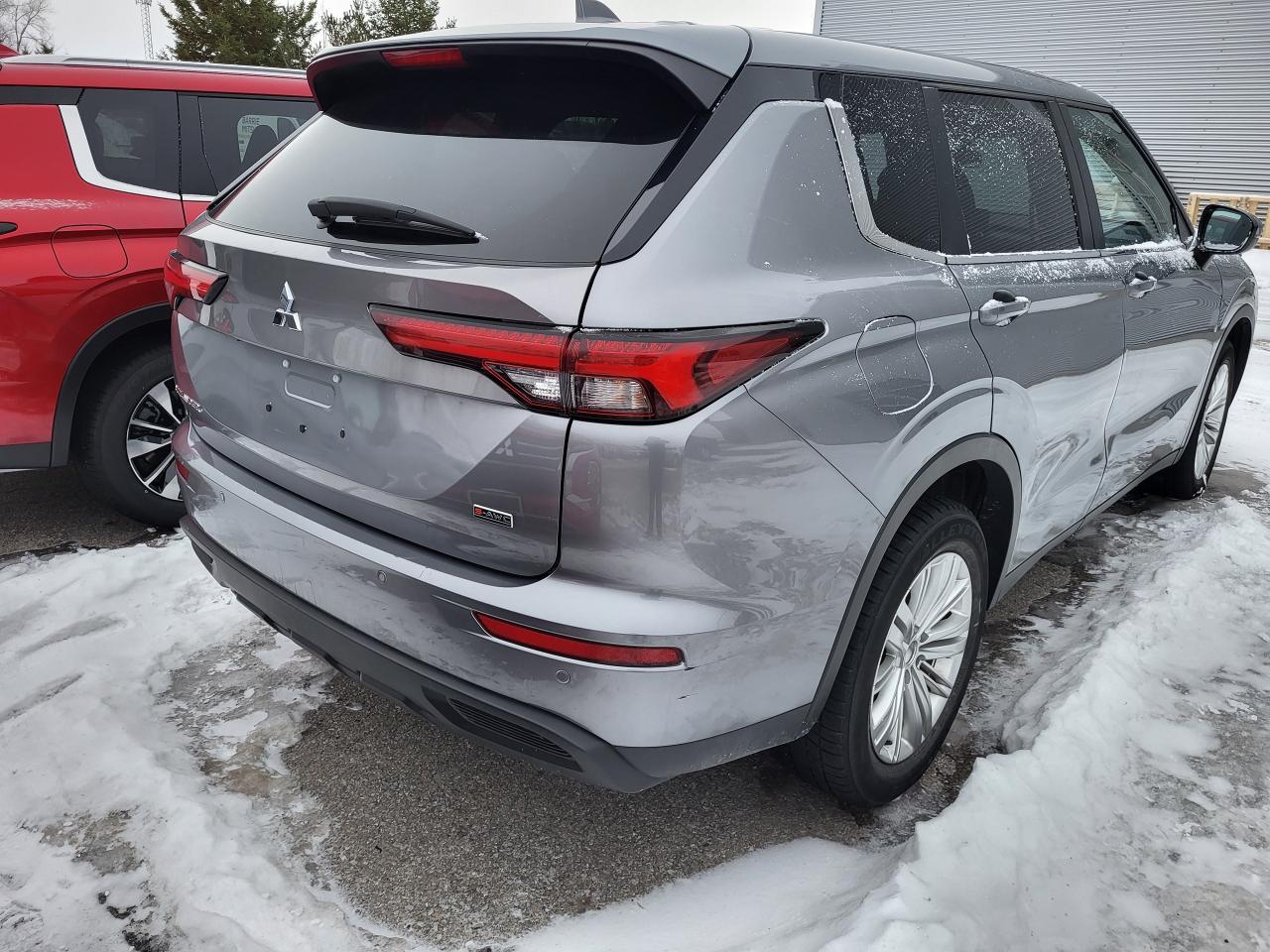 2022 Mitsubishi Outlander ES Photo