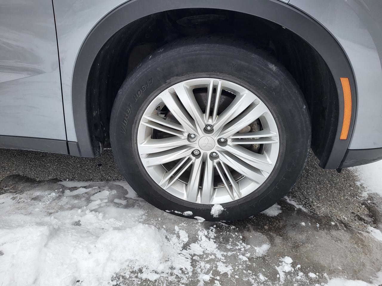 2022 Mitsubishi Outlander ES Photo3