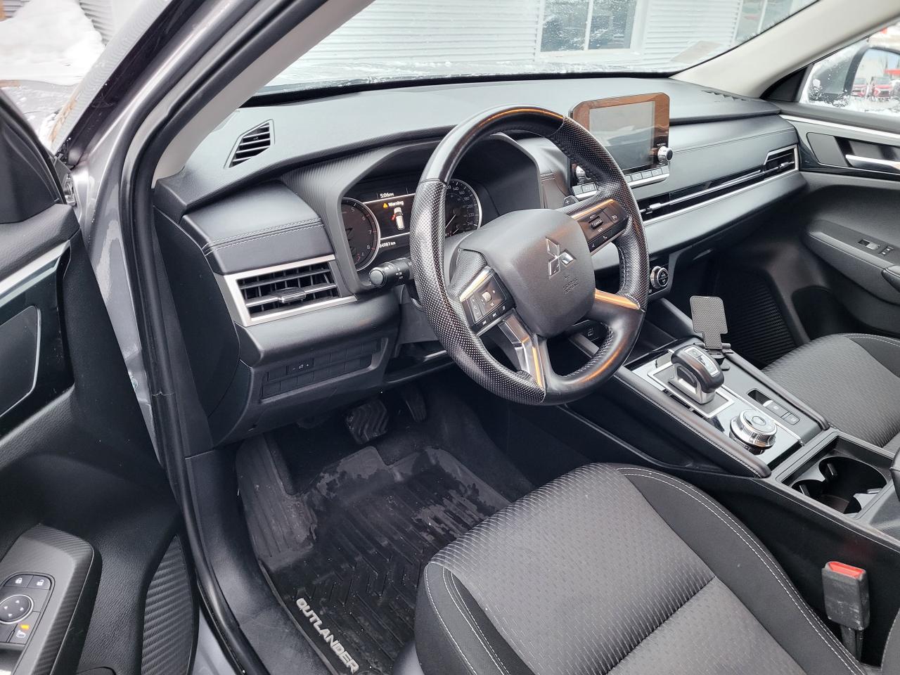 2022 Mitsubishi Outlander ES Photo