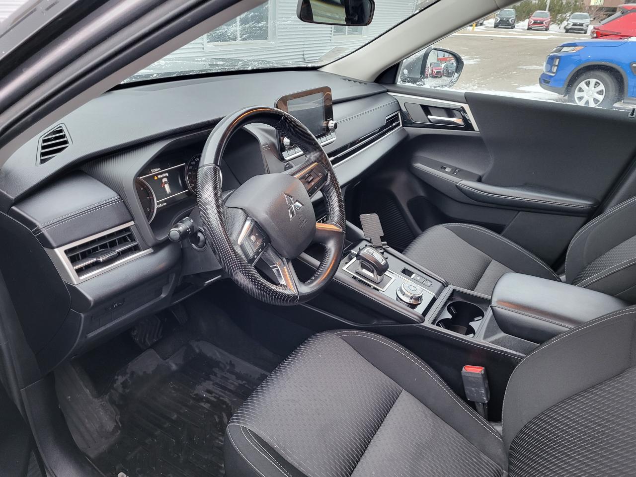 2022 Mitsubishi Outlander ES Photo