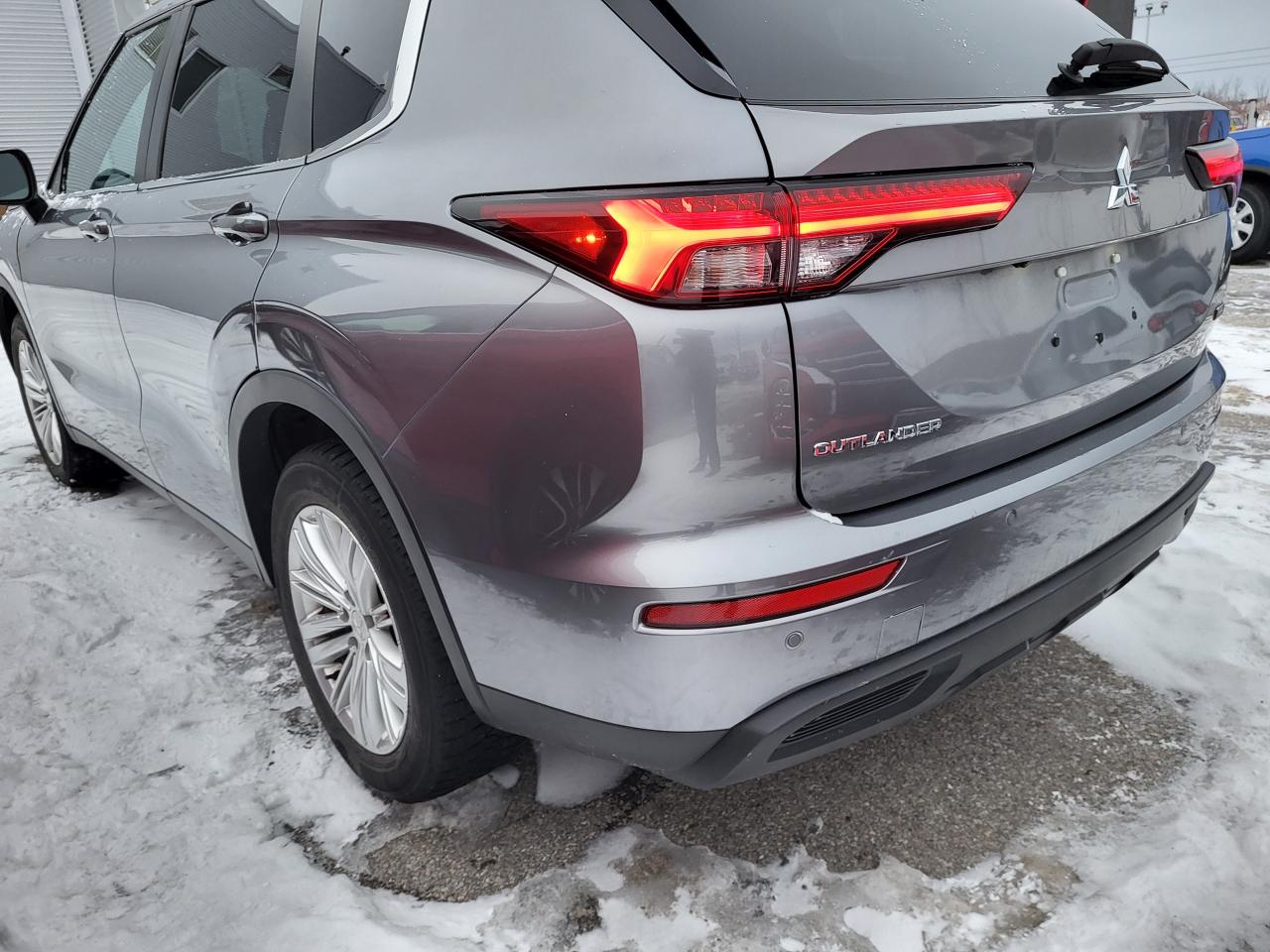 2022 Mitsubishi Outlander ES Photo