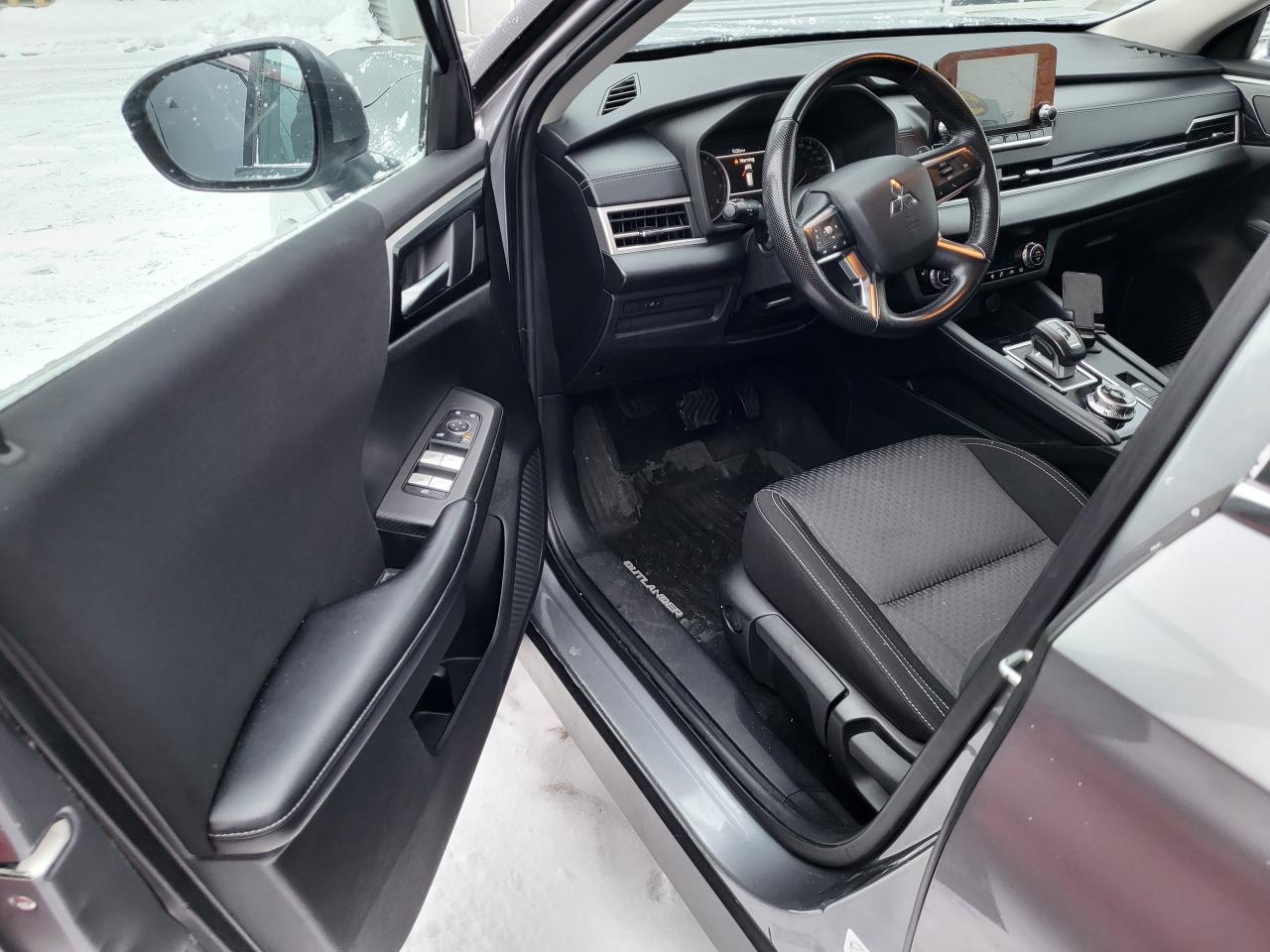 2022 Mitsubishi Outlander ES Photo