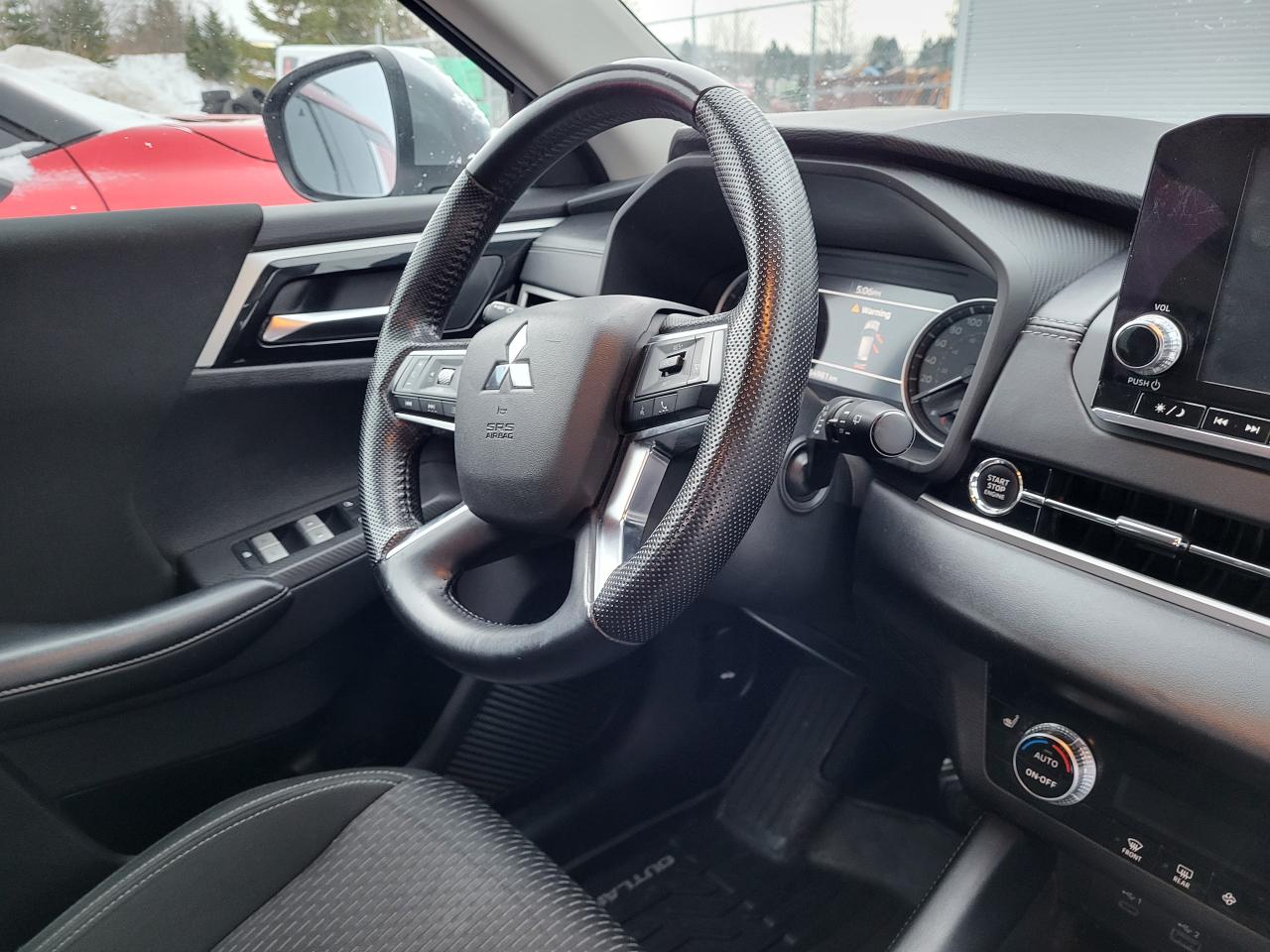 2022 Mitsubishi Outlander ES Photo