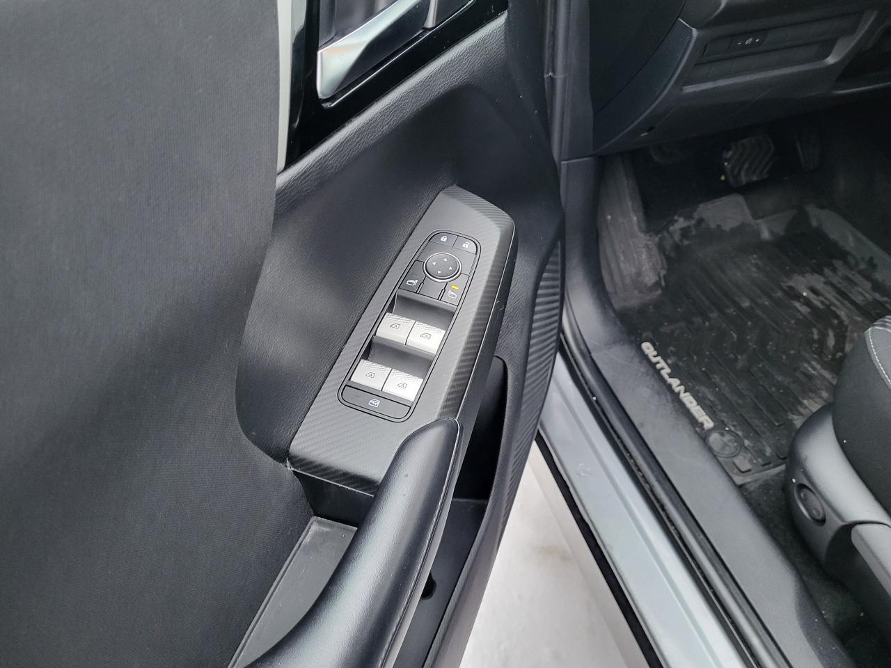 2022 Mitsubishi Outlander ES Photo