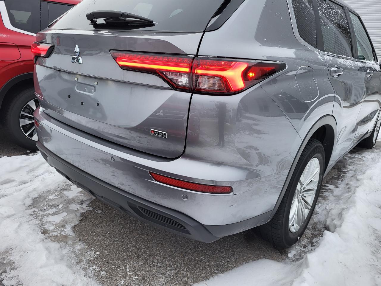 2022 Mitsubishi Outlander ES Photo