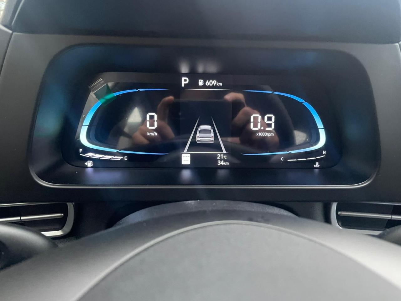 2025 Hyundai Elantra AUTO Preferred LIKE NEW NO ACCIDENT - Photo #2