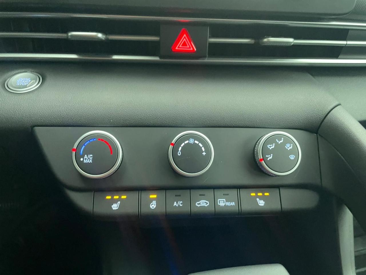 2025 Hyundai Elantra AUTO Preferred LIKE NEW NO ACCIDENT - Photo #4
