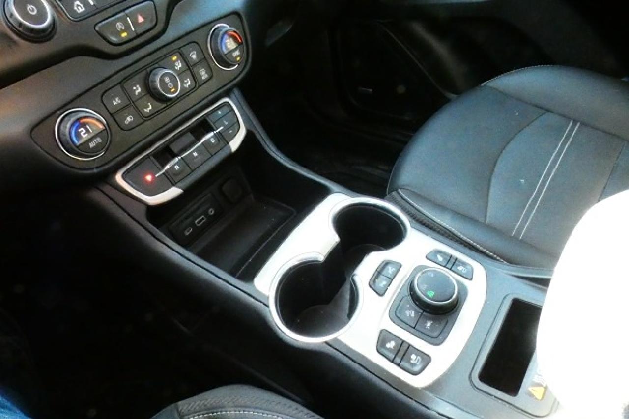 2023 GMC Terrain Denali AWD w/H&C L, pano S/R, NAV, BUC, HUD - Photo #17
