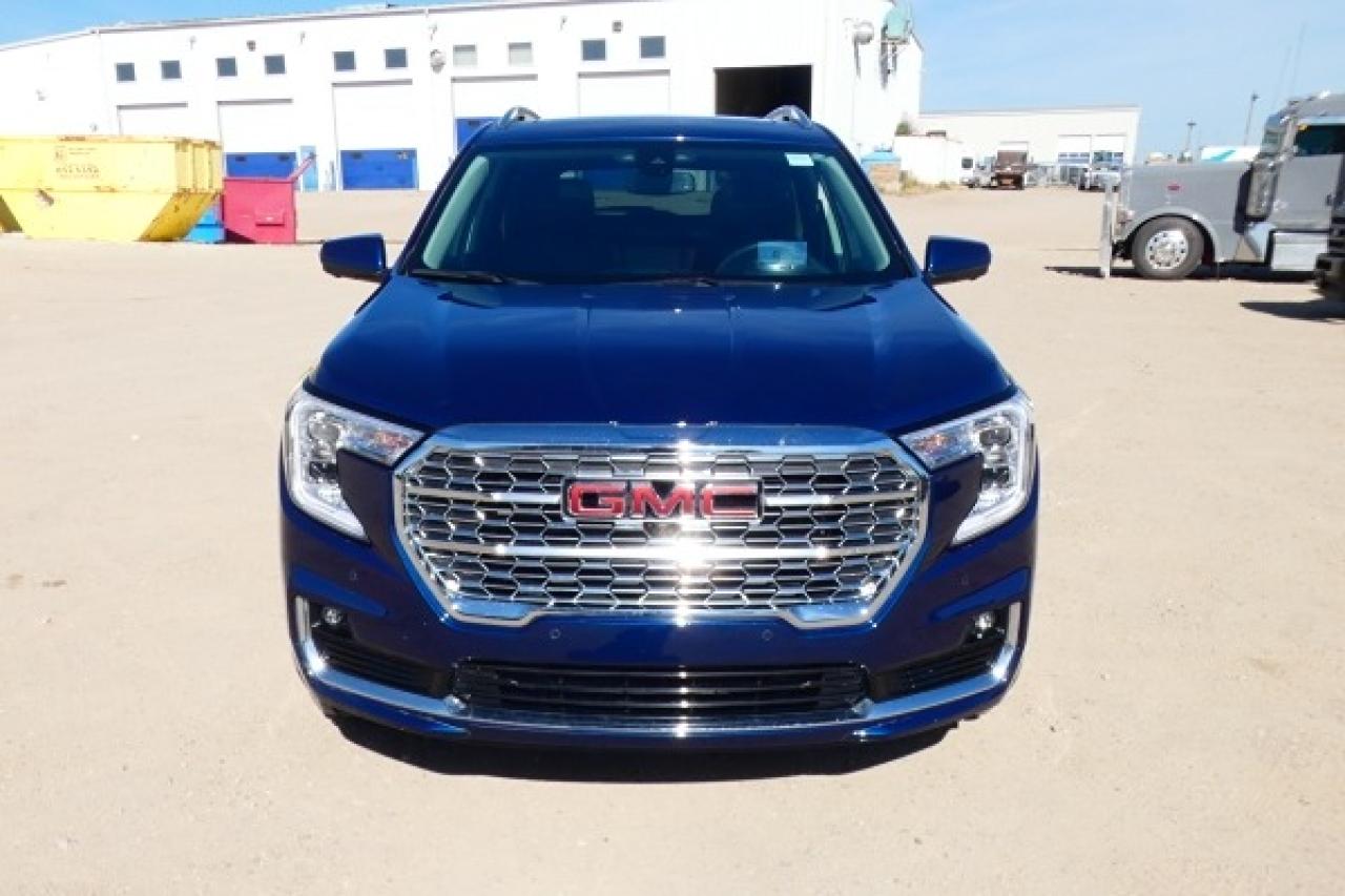 2023 GMC Terrain Denali AWD w/H&C L, pano S/R, NAV, BUC, HUD - Photo #3