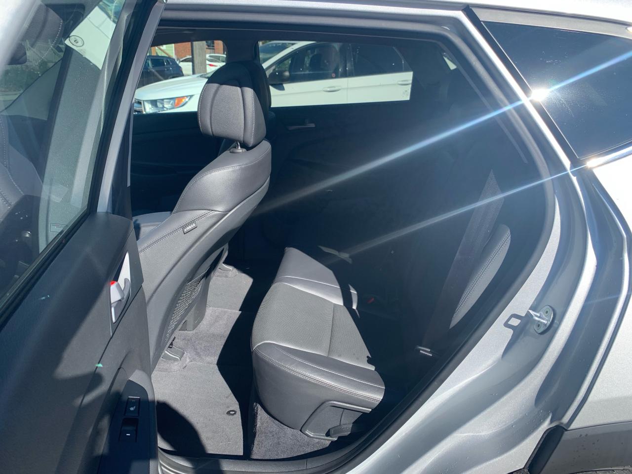 2018 Hyundai Tucson Luxury / PANO.ROOF / NAV / LTHR / AWD / LOW KMS Photo8