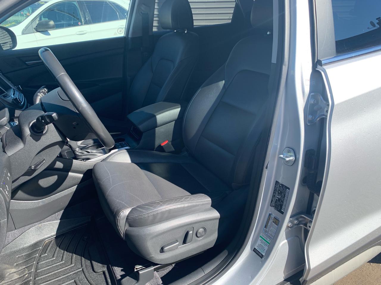 2018 Hyundai Tucson Luxury / PANO.ROOF / NAV / LTHR / AWD / LOW KMS Photo7