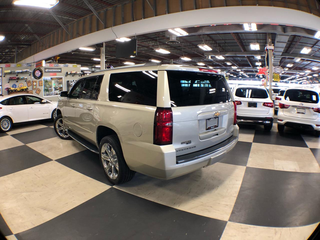 2017 Chevrolet Suburban PREMIER EXT 7 PASS 4WD LEATHER SUNROOF NAVI CAMERA Photo4
