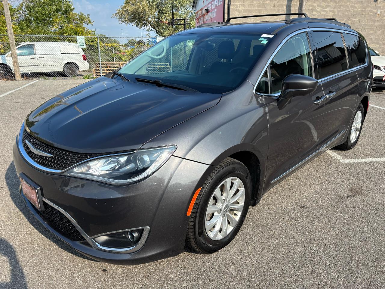 2017 Chrysler Pacifica Touring-L ** CARPLAY, BSM, NAV ** Photo2