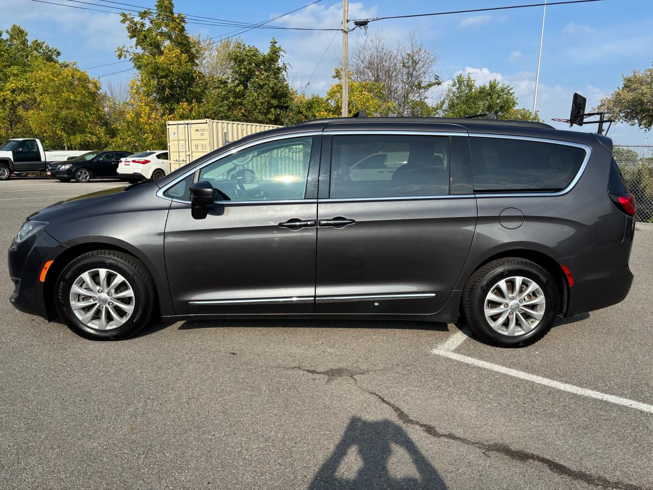 2017 Chrysler Pacifica Touring-L ** CARPLAY, BSM, NAV ** Photo3