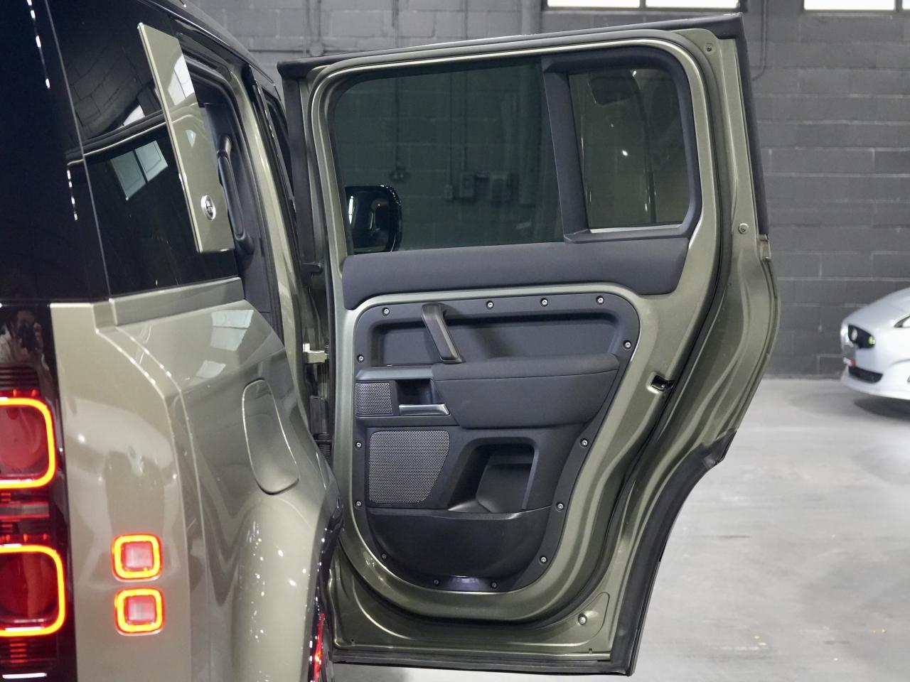 2022 Land Rover Defender 110 X-Dynamic SE/PANO/360 CAM/MERIDIAN/DRIVE ASIST Photo