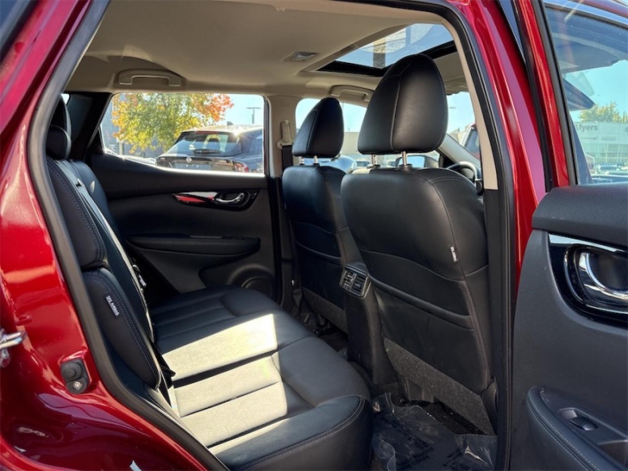 2023 Nissan Qashqai SL AWD  One Owner Lease Return, Heated Leather Seats & Steering Wheel, NAV, 360 Cam, Remote Start Photo