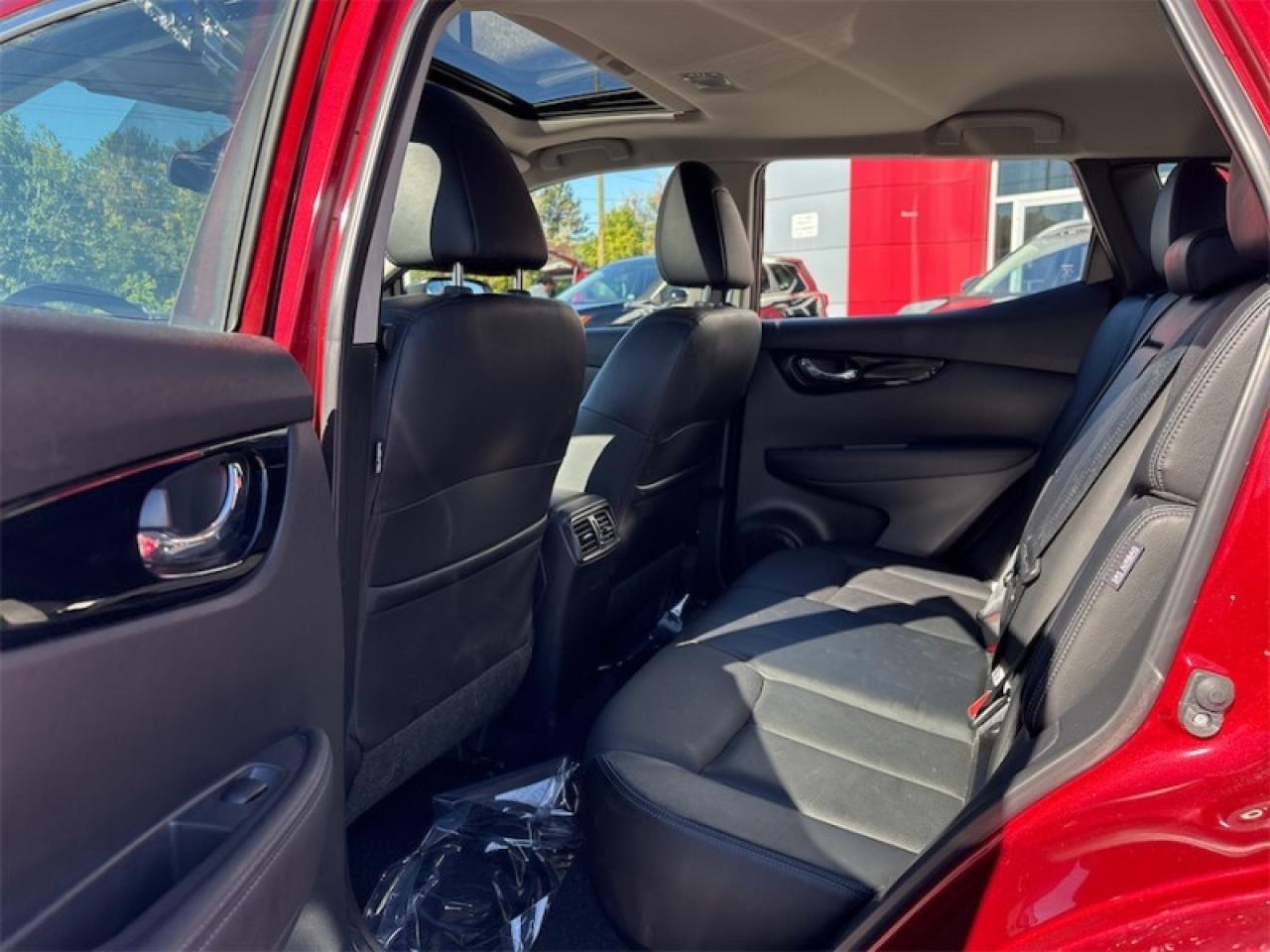 2023 Nissan Qashqai SL AWD  One Owner Lease Return, Heated Leather Seats & Steering Wheel, NAV, 360 Cam, Remote Start Photo