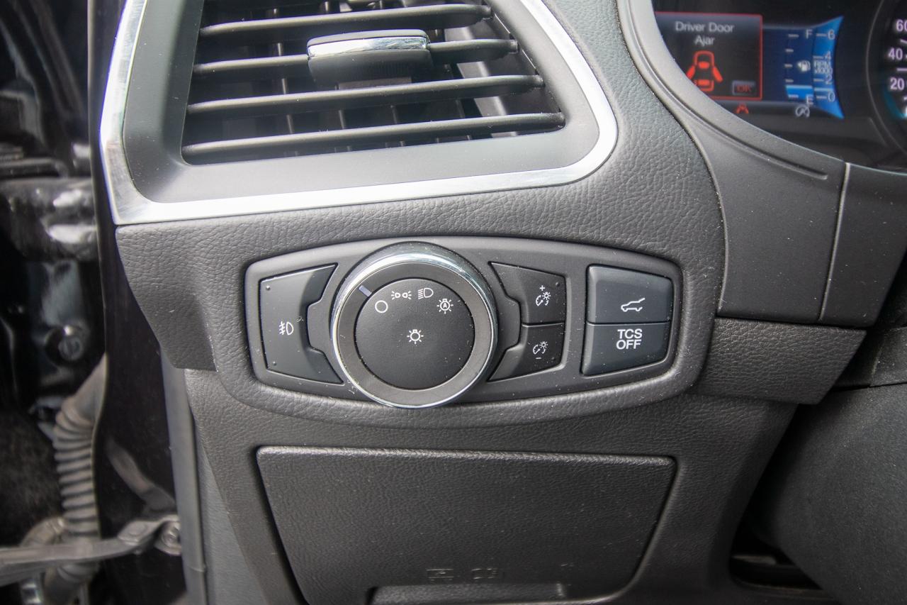 2023 Ford Edge Titanium AWD Photo5