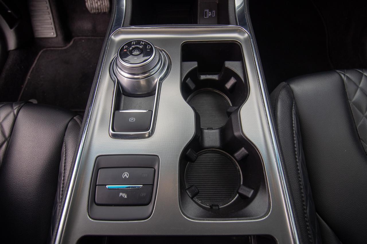 2023 Ford Edge Titanium AWD Photo5