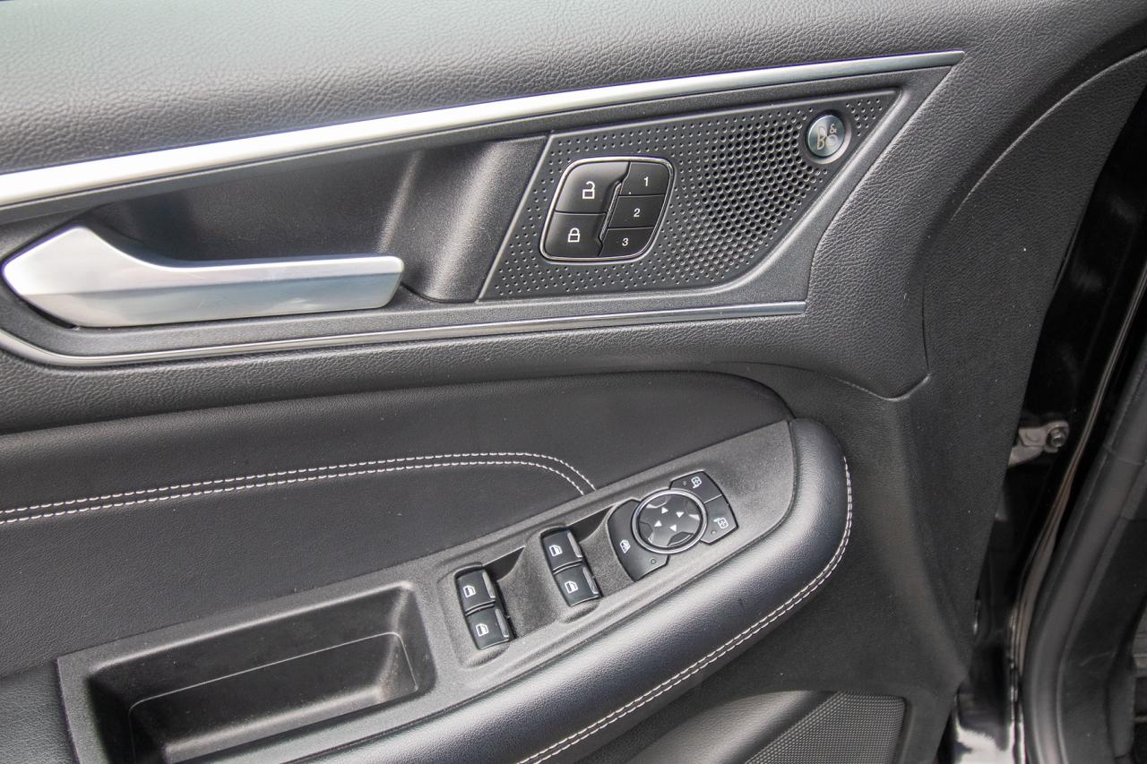 2023 Ford Edge Titanium AWD Photo5