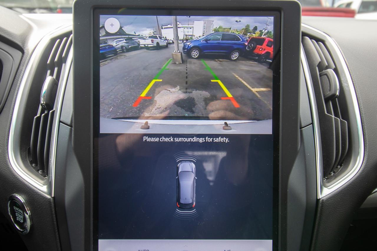 2023 Ford Edge Titanium AWD Photo5