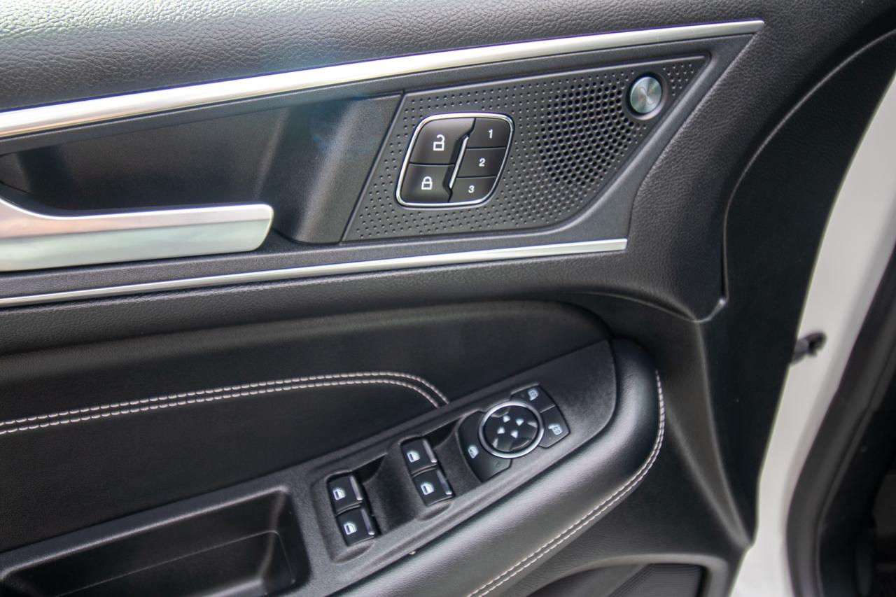 2023 Ford Edge Titanium AWD Photo5