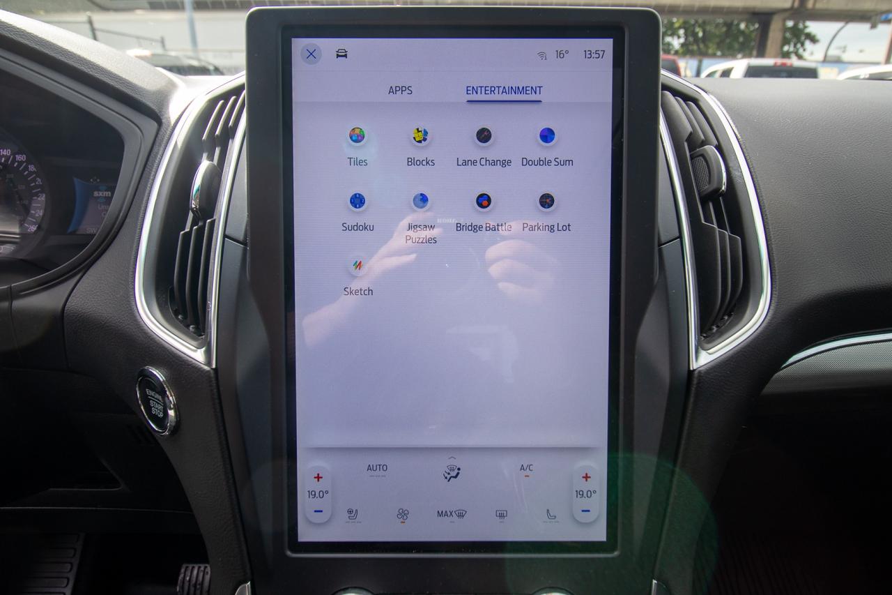 2023 Ford Edge Titanium AWD Photo5