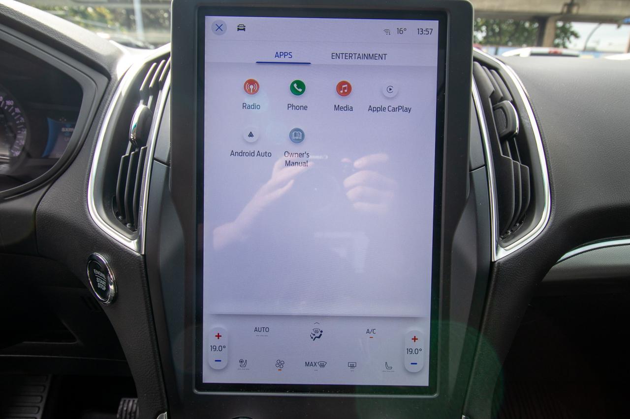 2023 Ford Edge Titanium AWD Photo5
