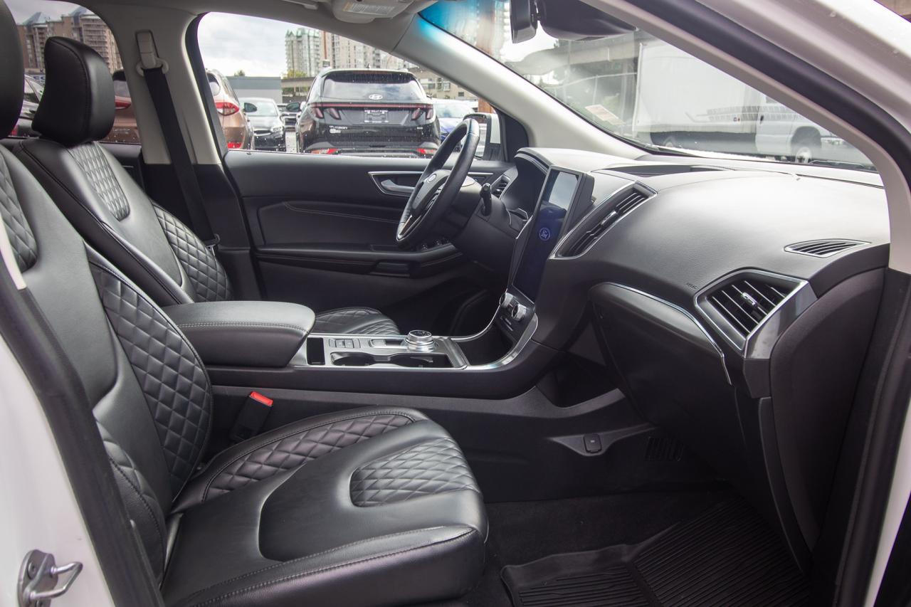 2023 Ford Edge Titanium AWD Photo5