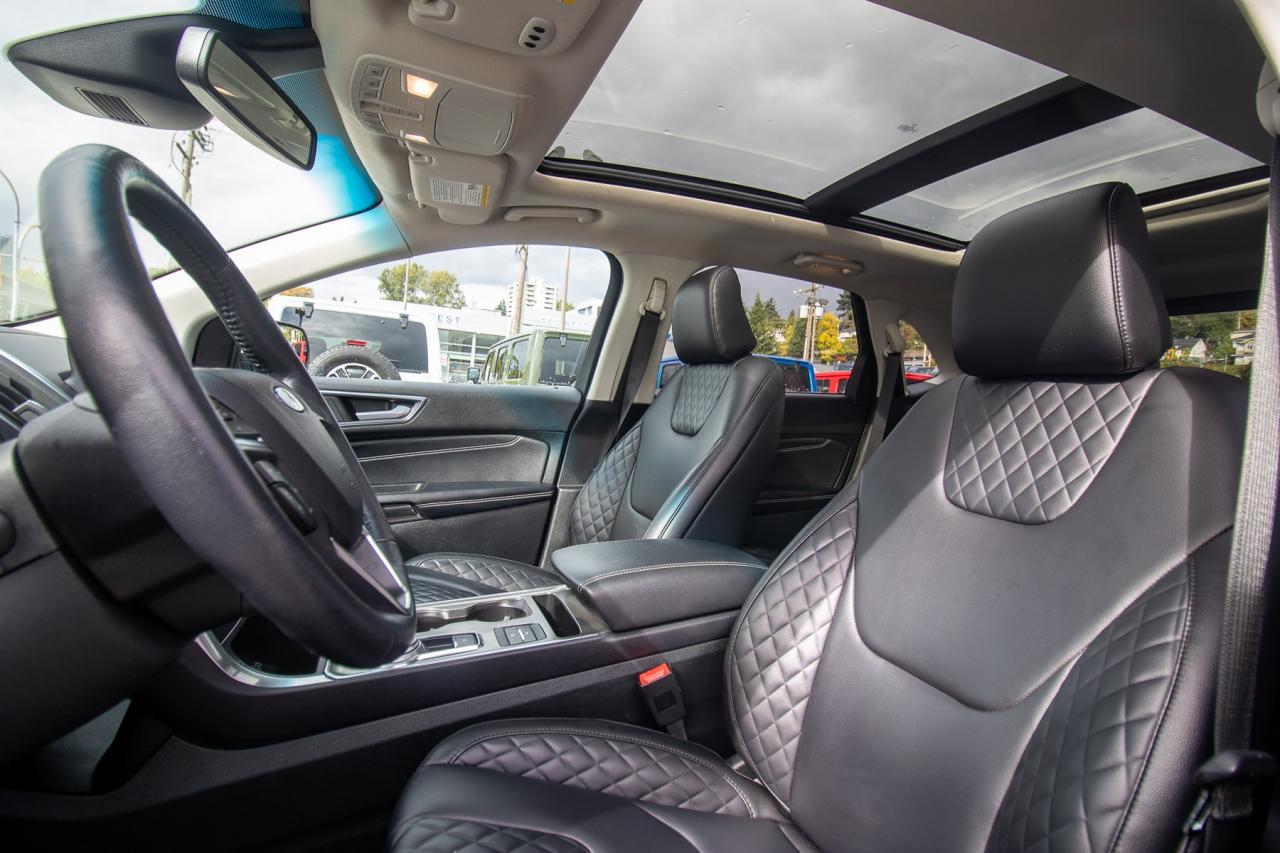 2023 Ford Edge Titanium AWD Photo5