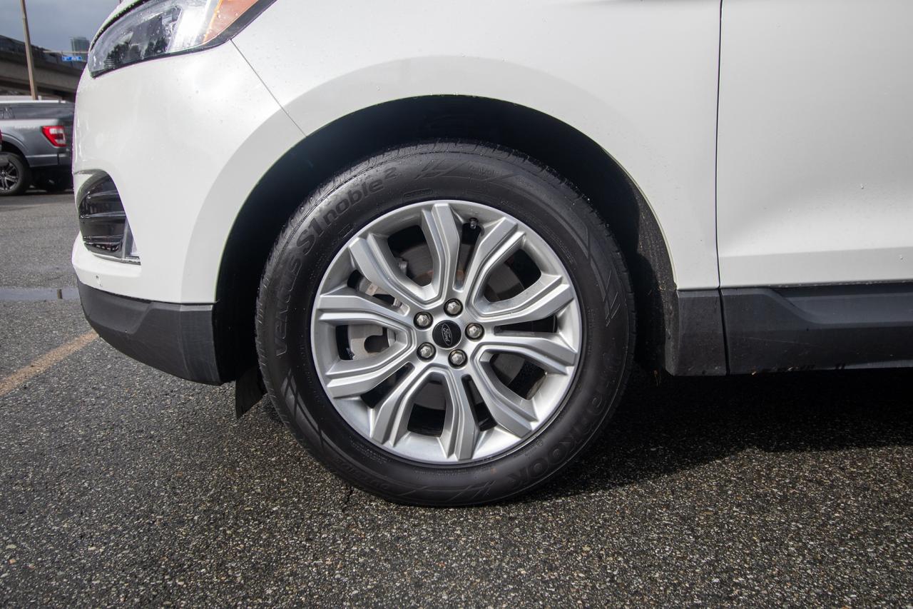 2023 Ford Edge Titanium AWD Photo5