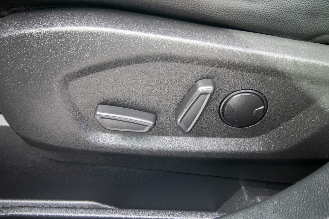 2023 Ford Edge Titanium AWD Photo5