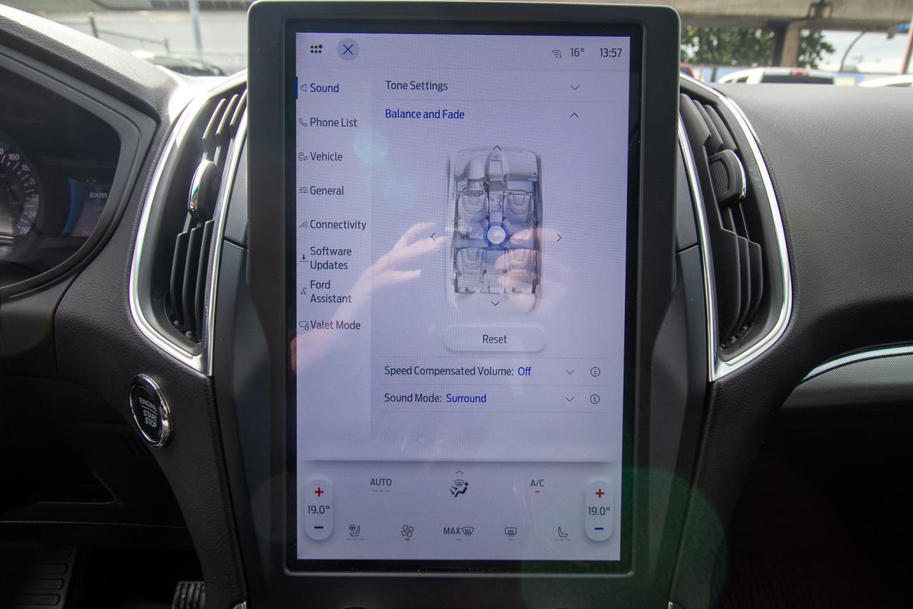 2023 Ford Edge Titanium AWD Photo5