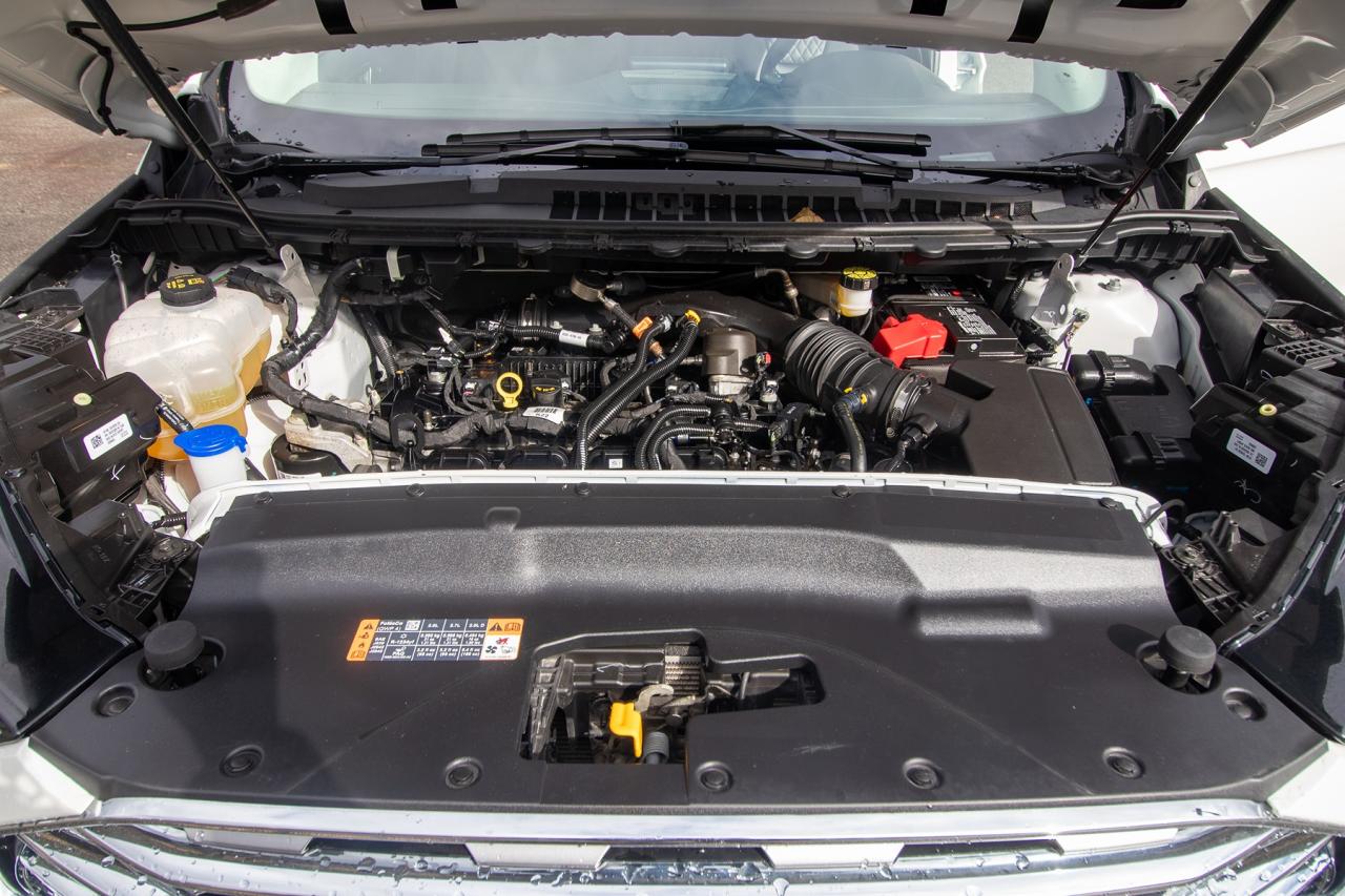 2023 Ford Edge Titanium AWD Photo5