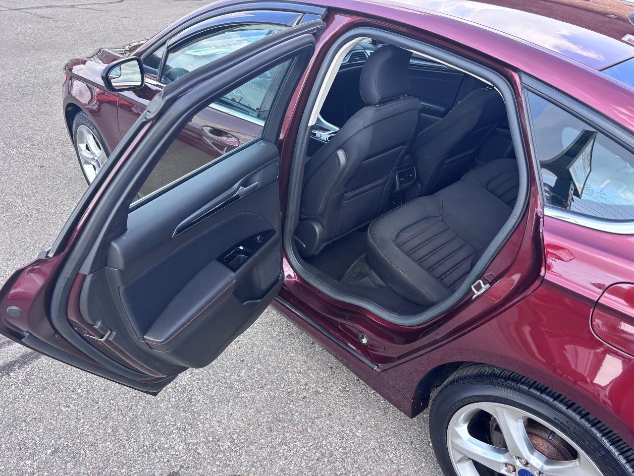 2016 Ford Fusion AWD LOW KMS! LOADED! - Photo #13