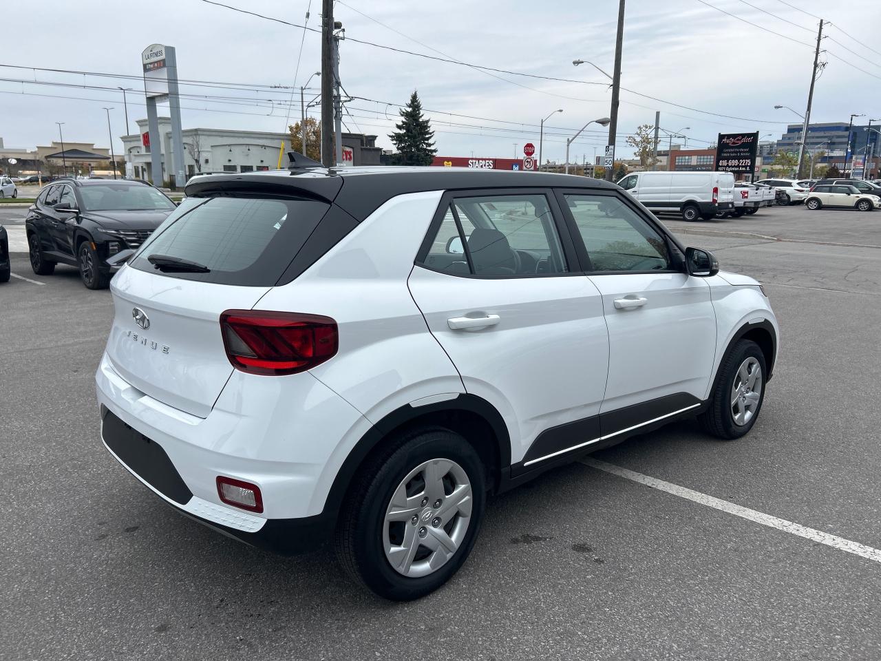 2022 Hyundai Venue Essential w/Two-Tone Photo4