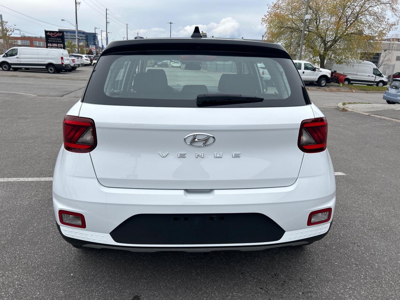 2022 Hyundai Venue Essential w/Two-Tone Photo