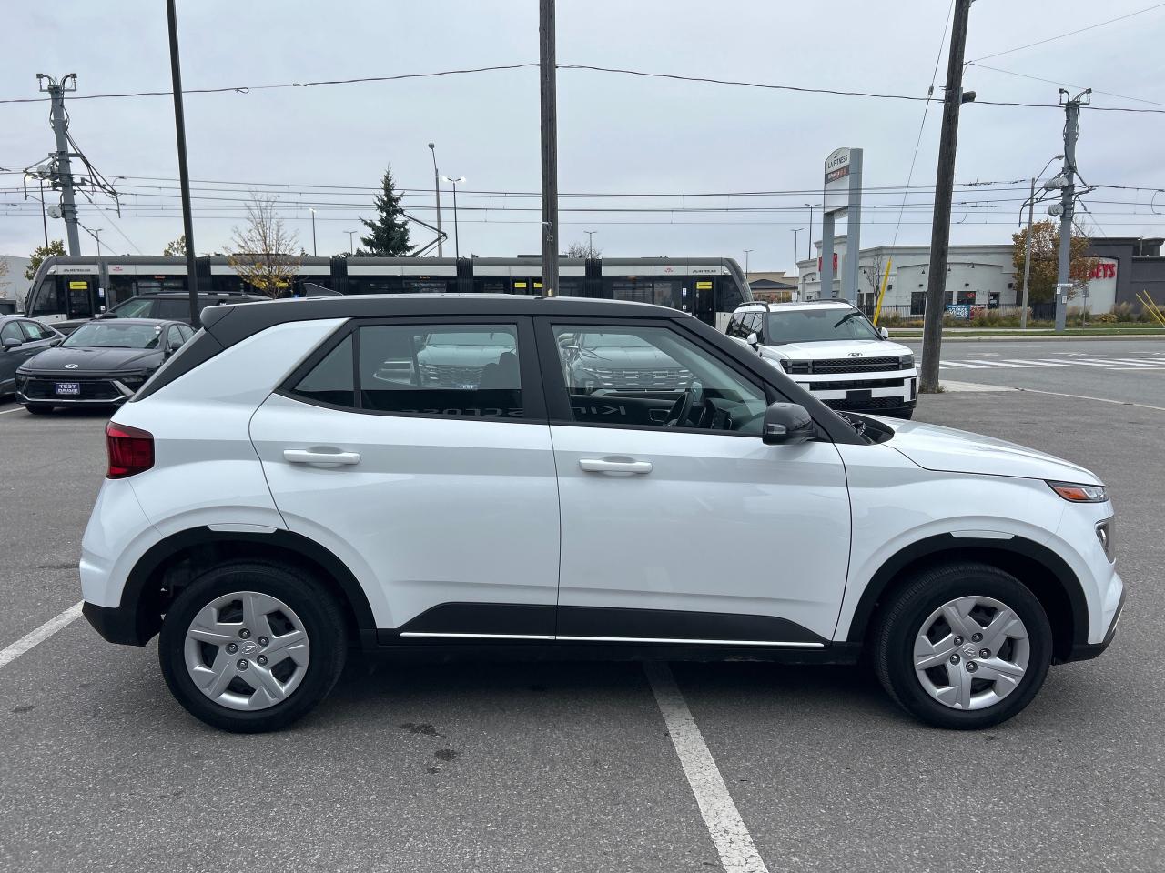 2022 Hyundai Venue Essential w/Two-Tone Photo