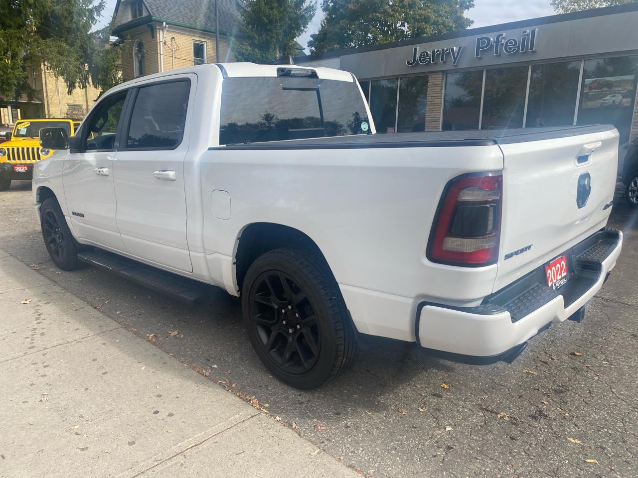 2022 RAM 1500 Loaded Sport, pano roof, heads up display Photo2