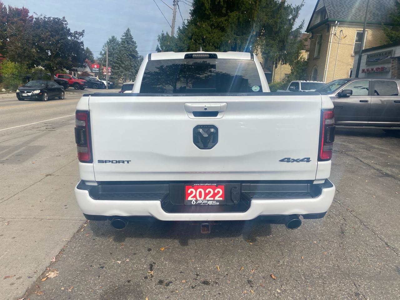 2022 RAM 1500 Loaded Sport, pano roof, heads up display Photo3