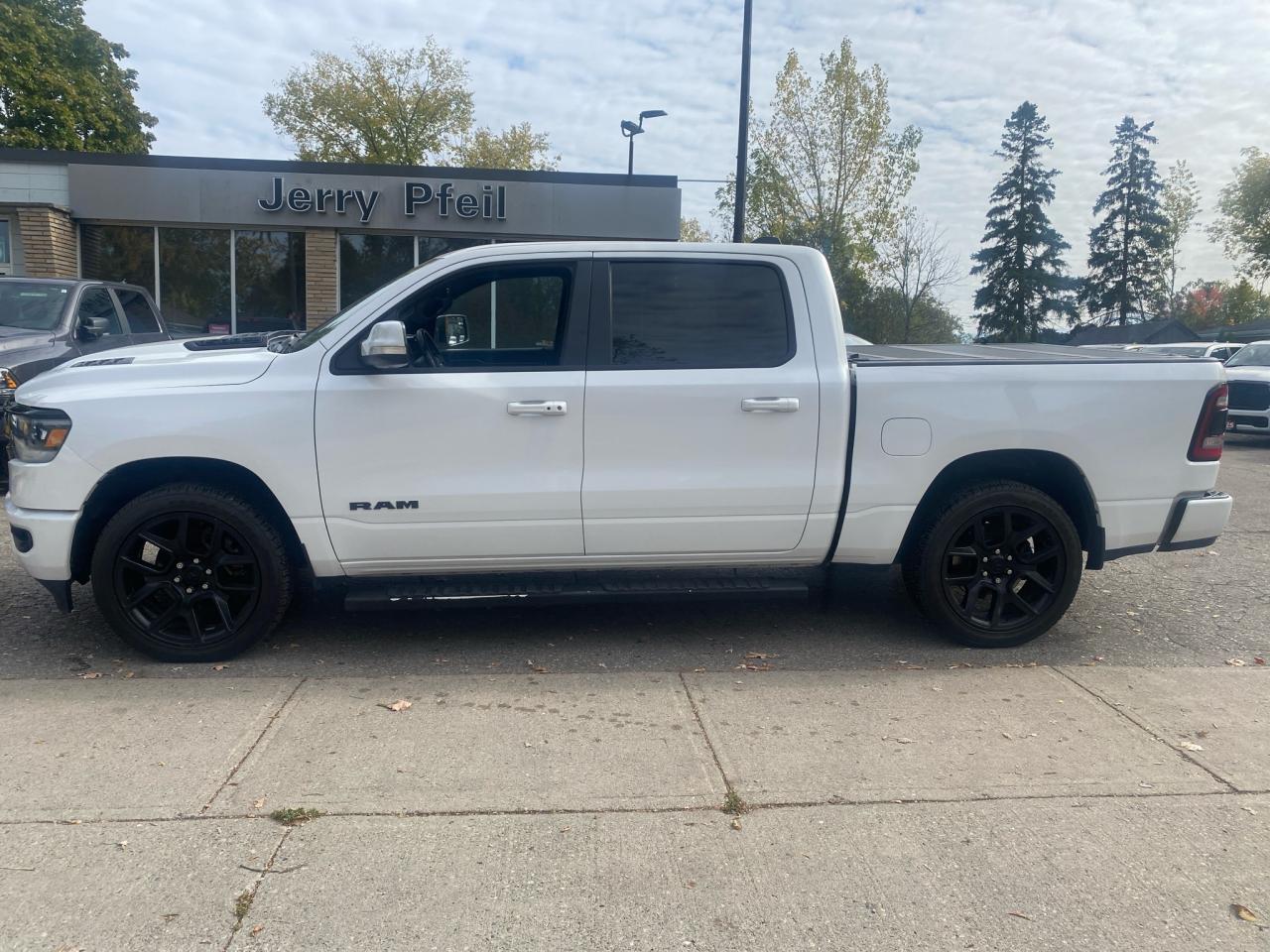 2022 RAM 1500 Loaded Sport, pano roof, heads up display Photo