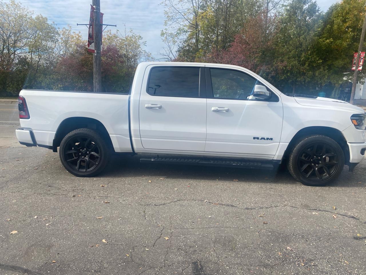 2022 RAM 1500 Loaded Sport, pano roof, heads up display Photo