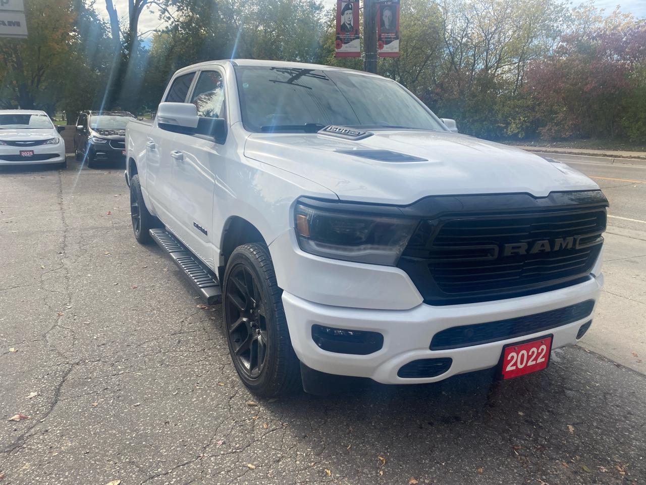 2022 RAM 1500 Loaded Sport, pano roof, heads up display Photo