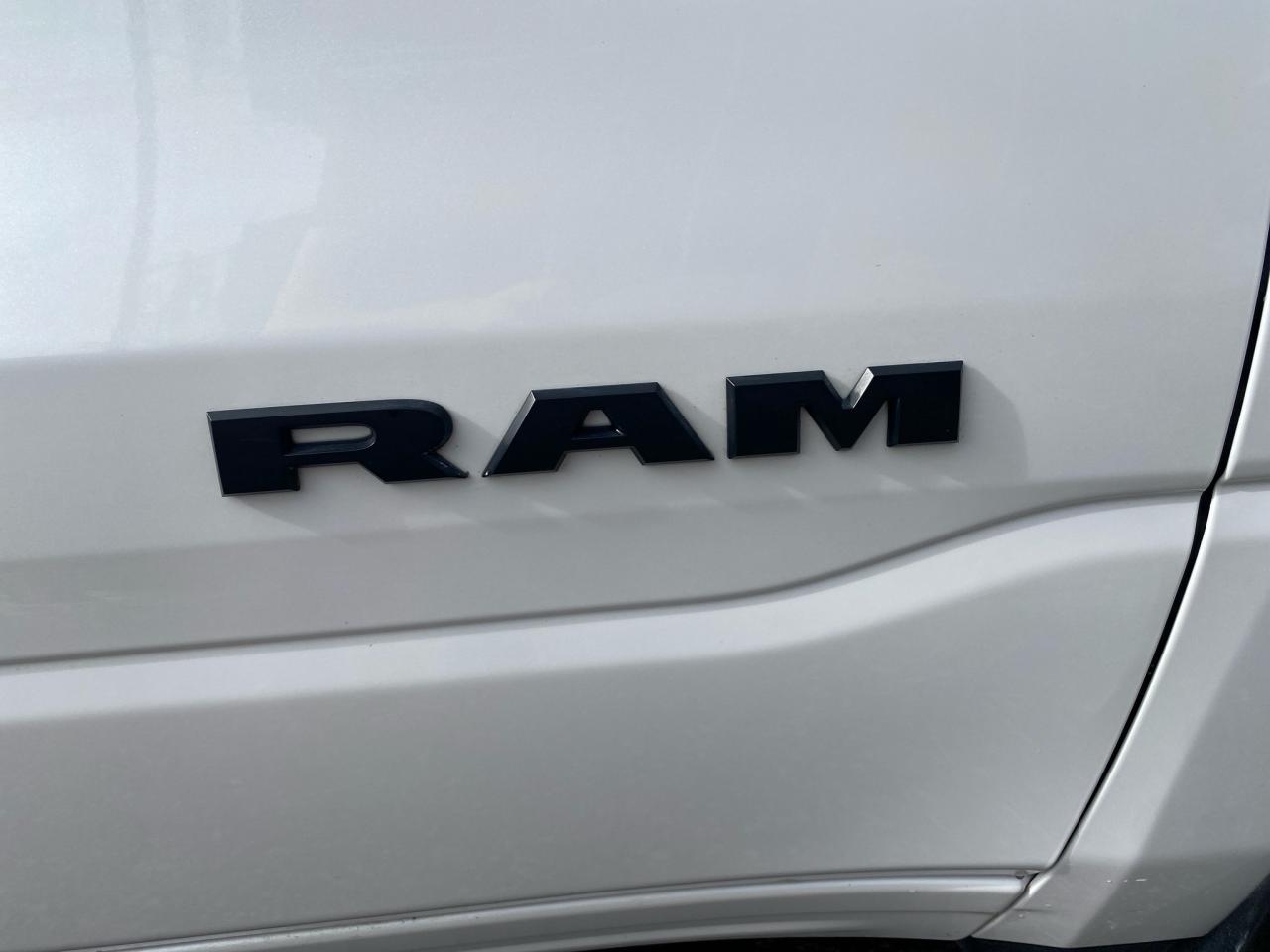 2022 RAM 1500 Loaded Sport, pano roof, heads up display Photo