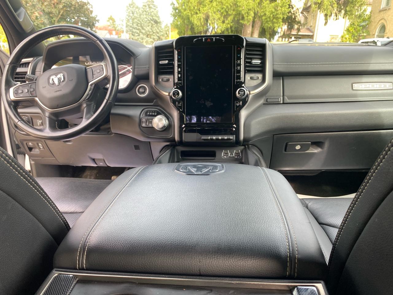 2022 RAM 1500 Loaded Sport, pano roof, heads up display Photo