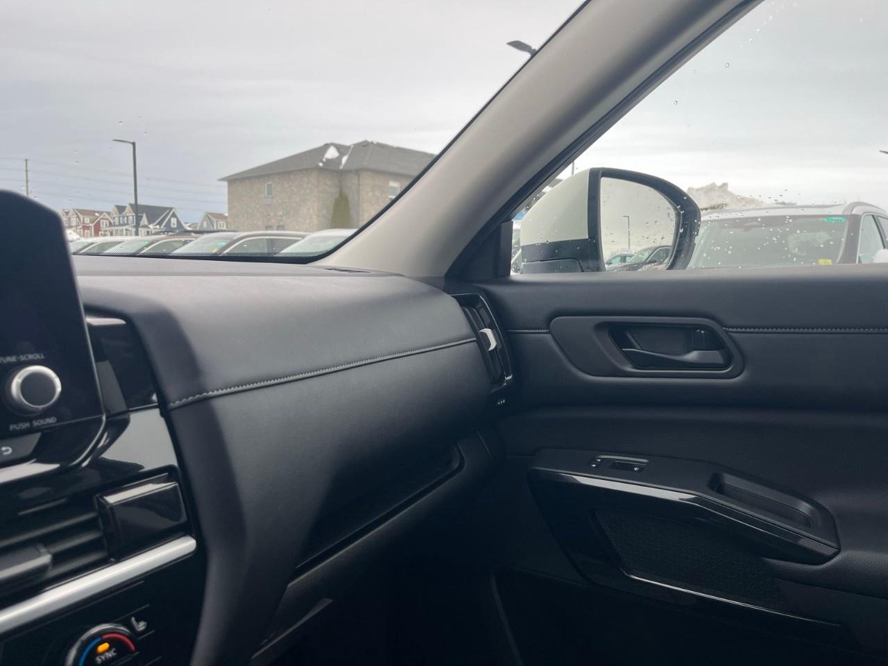 2024 Nissan Pathfinder SV 4WD Photo