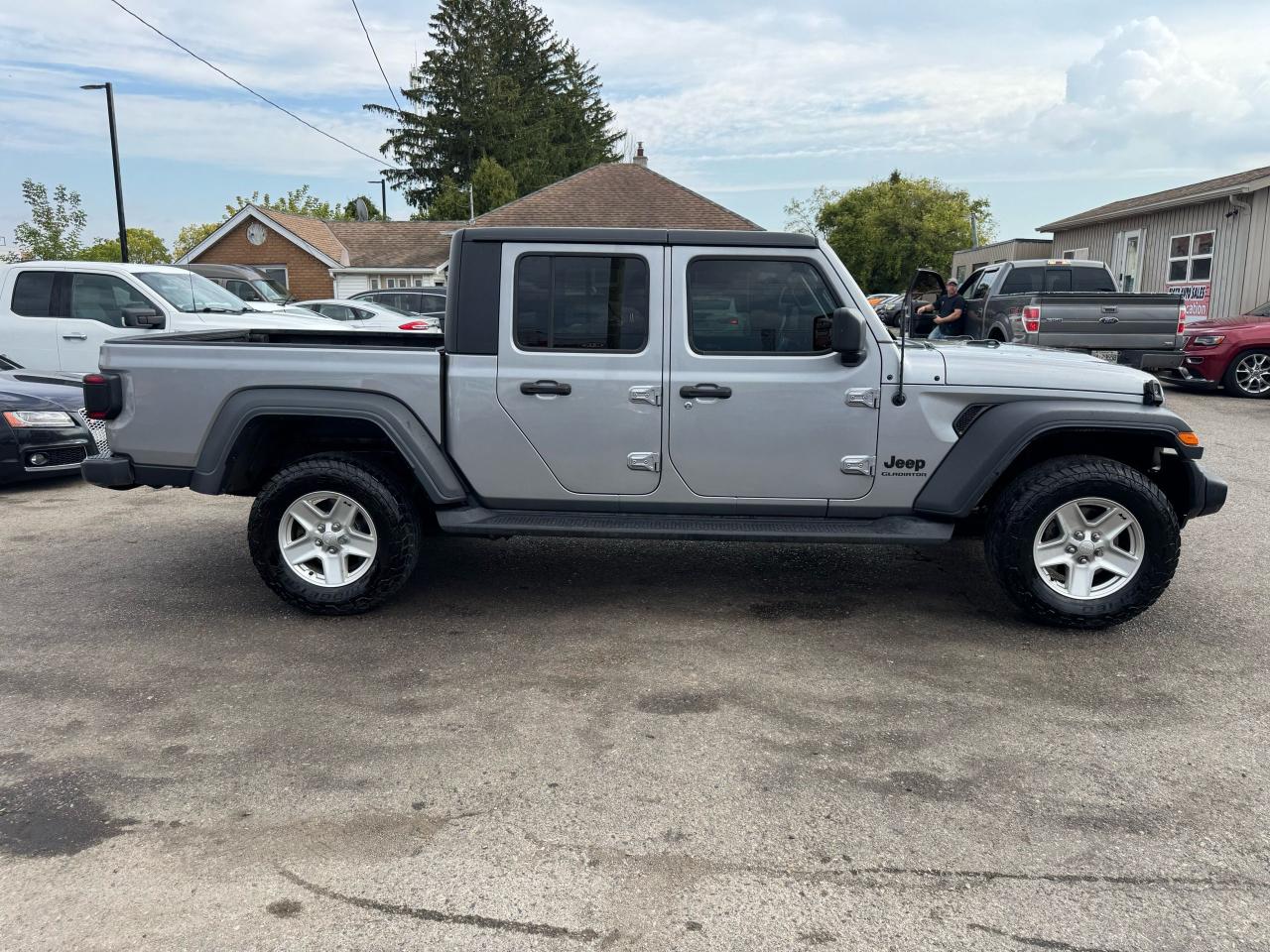 2020 Jeep Gladiator SPORT, NO ACCIDENT, 2 SETS WHEELS, CERTIFIED Photo4