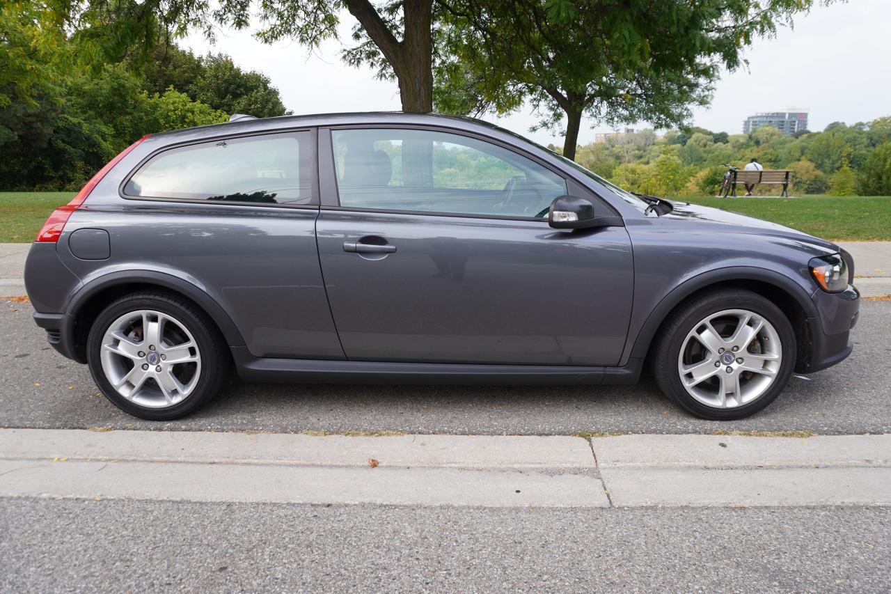 2008 Volvo C30 T5 / LOW KM'S / MANUAL / SUPER FUN DRIVERS CAR Photo4